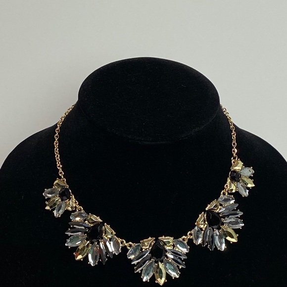 unbranded Jewelry - Floral design necklace - costume jewelry New